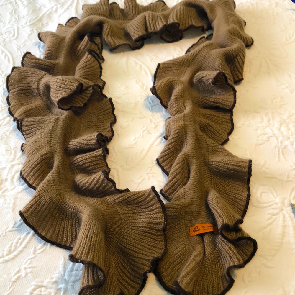 Pretty ruffled edge scarf
